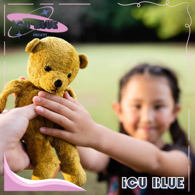 tình nguyện viên trao gấu bông cho trẻ mồ côi